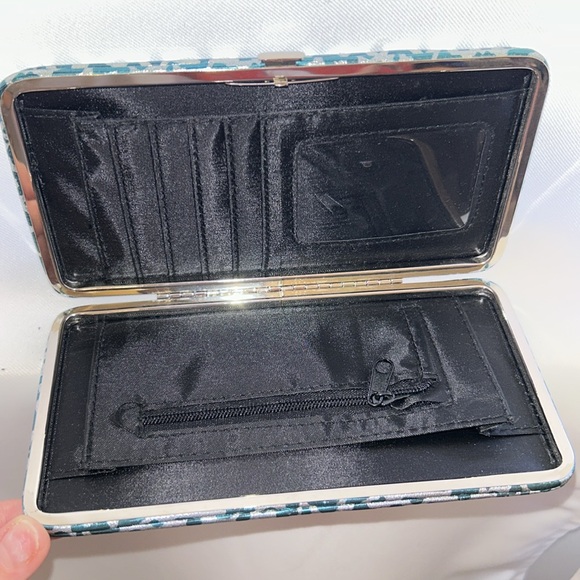 Metallic Green & Silver Cheetah Print Wallet - ID slot, credit card holders NWOT - Picture 5 of 11